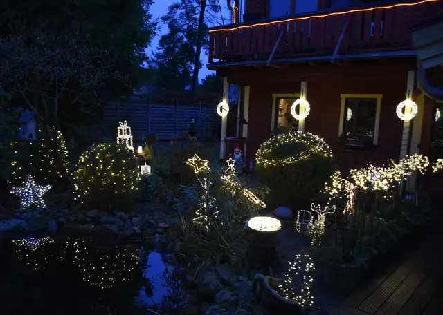 Lichterketten und -kränze beleuchten das Holzhaus | Foto: Axel-Holger Haase