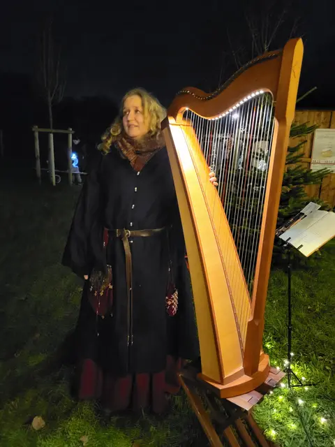 Die Harfensängerin begeisterte mit ihrer Stimme die Gäste | Foto: sh