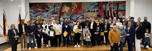  Die neuen Staatsbürgerinnen und Staatsbürger mit Landrat Kai Seefried und den Gästen der Einbürgerungsfeier
 | Foto: Landkreis Stade / Daniel Beneke