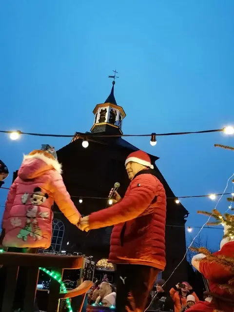 Kinder dürfen auf der Bühne ein Gedicht aufsagen | Foto: ig