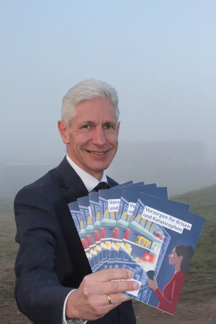 Landrat Rainer Rempe präsentiert den neuen Ratgeber zur Vorsorge für Krisen und Katastrophen | Foto: Landkreis_Harburg