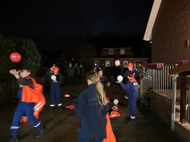 Anziehen unter erschwerten Bedingungen: Ein Ballon musste in der Luft gehalten werden | Foto: Lutz Wreide