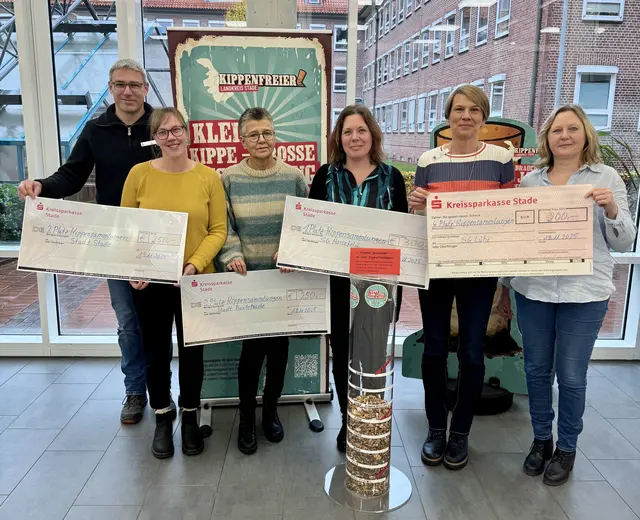 Gabriele Mahr und Anja Breuer (v. re.) von der Abfallberatung des Landkreises Stade mit den 
Preisträgern der Kippensammlungen: Mareike Wilshusen (Samtgemeinde Harsefeld), Heike Albertz 
(Hansestadt Buxtehude), Wiebke Wilkens (Ankerplatz Stade)  und Jens Driessen (Hansestadt Stade) | Foto: Landkreis Stade / Florian Obst