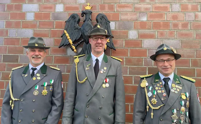 Der Vorstand des Jesteburger Schützenvereins: Schriftführer Ralf Papendorf (v. li.), Präsident Torsten Lange, Vizepräsident Gunnar Jäckel | Foto: Jäckel