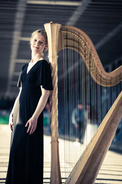 Die Harfenistin Sophia Whitson wird als Solistin in der Wilhadi-Kirche auftreten | Foto: Matthias Brommann