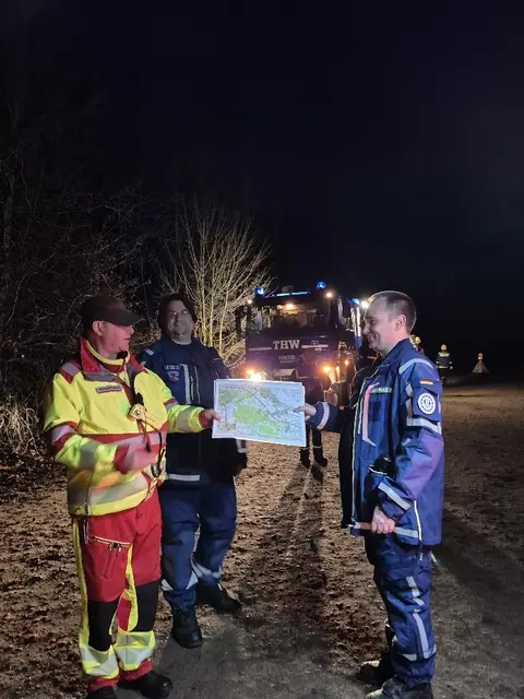 Einsatzleiter Wolfgang Weiß (li., Rettungshundestaffel Hamburg) stimmt sich mit den Jugend-Übungsleitern des THW Jonas Nieschke (Mi.) und Andreas Brüger ab  | Foto: pöp