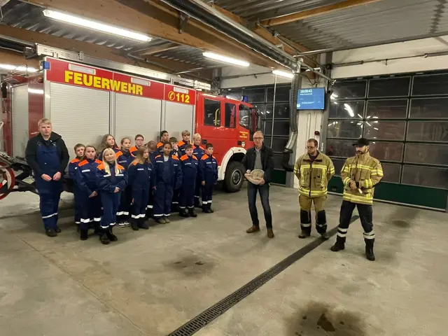Die Jugendfeuerwehr darf sich über eine Spende freuen | Foto: Michela Dulz