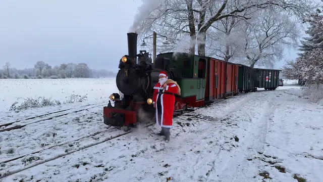 Der Nikolaus kommt ins Feld- und Kleinbahnmuseum nach Deinste | Foto: Loke Thomsen