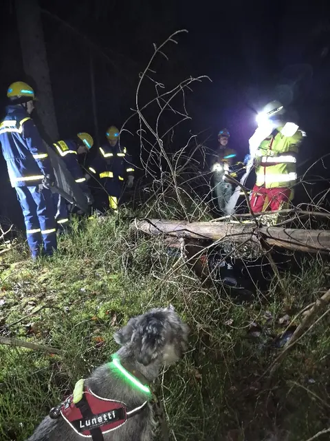 Team "Luna" bei der Arbeit: Der "Vermisste" wird versorgt - und beruhigt, bis mehr Hilfe kommt | Foto: pöp