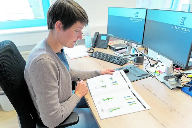 Einkäuferin Carolyn Hildebrandt sichtet Kataloge für Knieprothesen | Foto: Elbe Kliniken / Kati Meyer-Thiedig