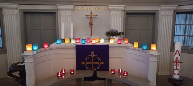 Mit Kerzen festlich geschmückt: der Altar der St.-Martins-Gemeinde | Foto: Hiska Karrasch-Bergander