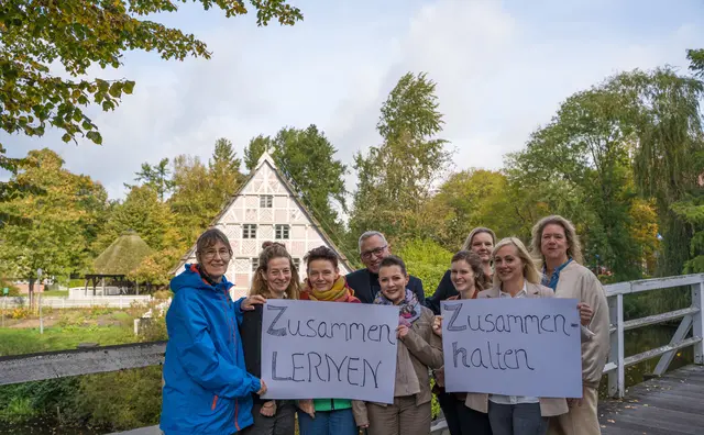  Leiterin Katja Buse (3.v.l.) mit einem Teil des Teams der vhs Stade | Foto: Daniel Hajduk