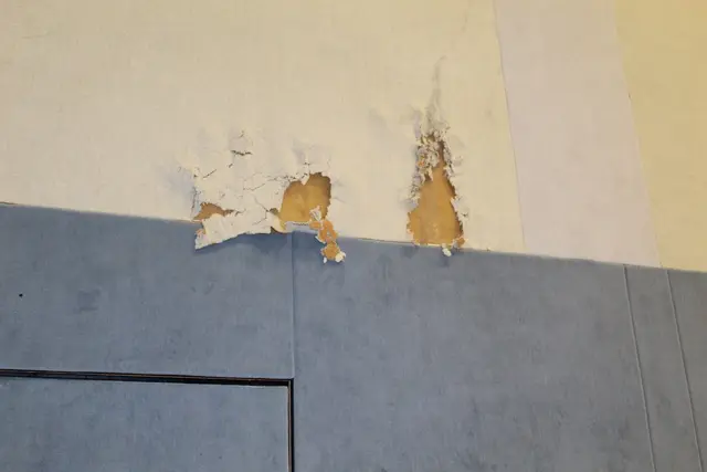 Schon vor zwei Jahren hing die Wandverkleidung in der Sporthalle in Fetzen von den Wänden - das ist inzwischen deutlich schlimmer geworden | Foto: pm