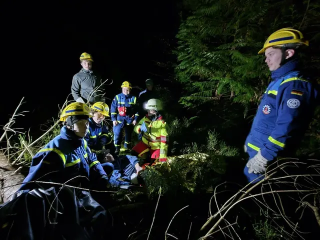Im Team "Luna" arbeitete die THW-Jugend mit der Rettungshundestaffel Hamburg zusammen | Foto: pöp