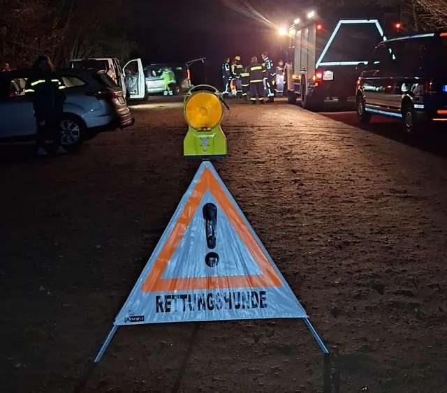 Achtung Rettungshunde: Mit diesem Aufsteller wurden Passanten bei der Übung gewarnt | Foto: M. Buchtenkirch