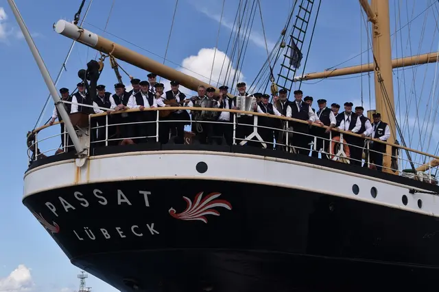 Der Shantychor steht an Deck der Passat | Foto: R_Kleinschmidt