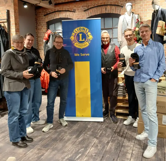Andrea Picker (v. li.), Jula Steinbach, Thomas Kaiser, Bernd Ricanek (beide Lions Club), Markus Johannsen und Dietmar Kruse (Lions Club) | Foto: Lions Club Winsen