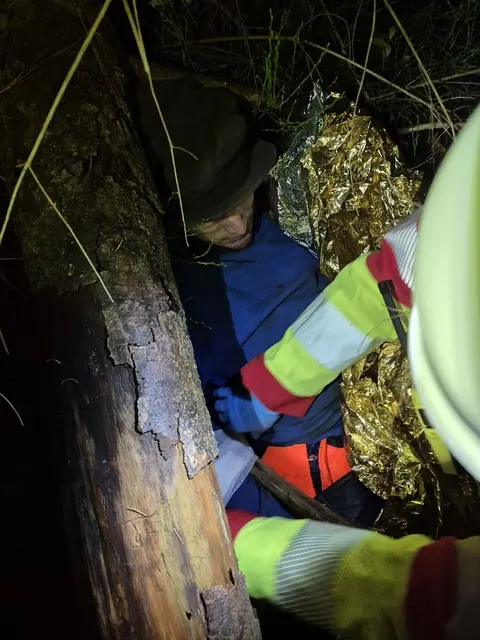 Unter einem Baum eingeklemmt: Die "vermisste" Person wird von Ersthelfern versorgt | Foto: pöp