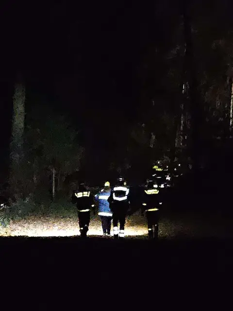 Die Teams brechen in den dunklen Buchwedel auf, um zwei "Vermisste" zu suchen | Foto: pöp