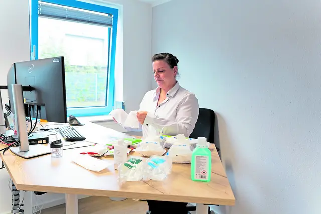 Einkäuferin Anne Döring vergleicht und testet die Qualität von Desinfektionstüchern | Foto: Elbe Kliniken / Kati Meyer-Thiedig