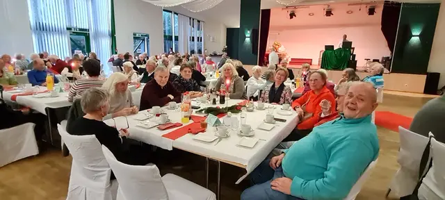 Nach dem gelungenen Mittagessen gab es für die Gäste der Weihnachtsfeier noch Kaffee und Kuchen | Foto: SoVD Meckelfeld/Hörsten - Liermann