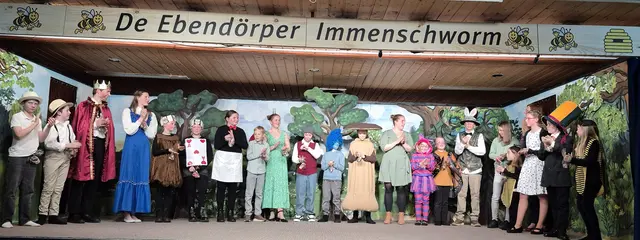 Freude über die gelungene Premiere: alle Akteure des Märchens mit Spielleiterin Annemieke Putensen (9. v. re.) auf der Bühne  | Foto: Astrid Sitarz