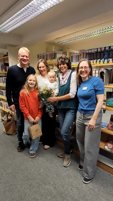 Familie Wesselhöft (li.) gemeinsam mit Inge Pollmann (2.v.re.), Vorsitzende des Fördervereins, und Leiterin der Bücherei Christine Ottenbreit | Foto: Fördervereins Bücherei Jork e.V