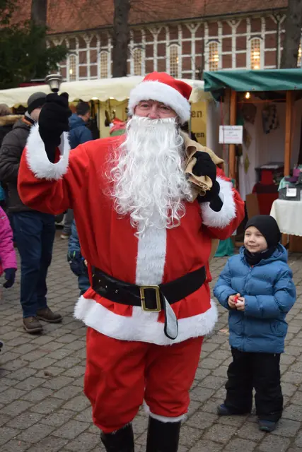 Geschenke im Sack: Der "Weihnachtsmann" beschert den jungen Gästen eine tolle Überraschung | Foto: Sara Buchheister