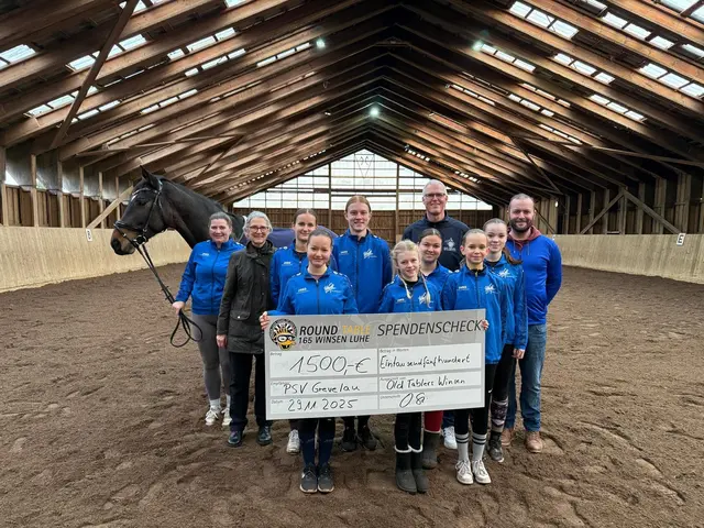 Die Voltigiermannschaft Grevelau 2 mit ihrem neuen Pferd „Forest“ freut sich über die Spende vom Old Table 165 | Foto: PSV Grevelau 2
