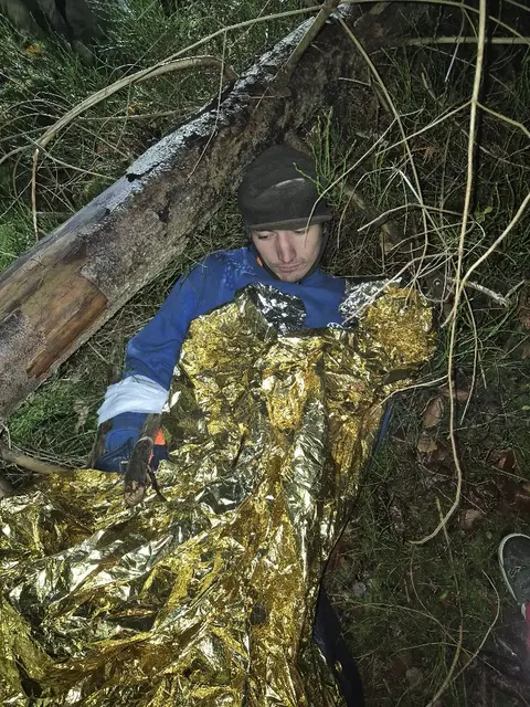 Damit der "verletzte" Mensch nicht auskühlt, wird er mit einer Folie abgedeckt | Foto: pöp