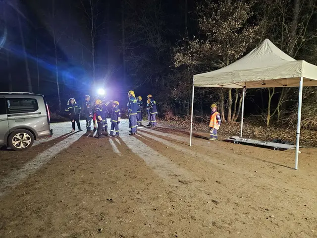 Während die einen suchten, kümmerten sich die anderen um Strom und eine gute Beleuchtung auf dem Parkplatz Kieselshöh bei Stelle | Foto: K. Jando