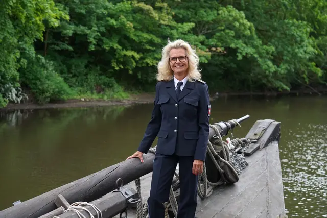 Polizeipräsidentin Kathrin Schoul eröffnet den Spaziergang und freut sich auf den Austausch mit Teilnehmenden | Foto: Polizeidirektion Lüneburg