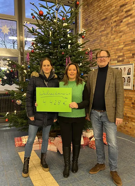 Übergabe an den Schulverein der Hanseschule: Organisatorin Jasmin Pahl (v. li.) Kassenwartin des Schulvereins Inga Krüger,  und Schulleiter Rainer Kudlek | Foto: Jasmin_Pahl