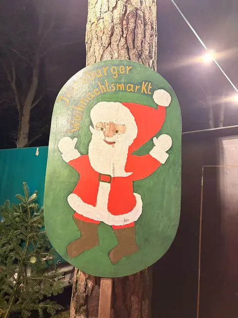 Fröhlicher Weihnachtsmann - mit solchen Schildern war das Gelände vor der Waldklinik dekoriert | Foto: Andrea Hillmer