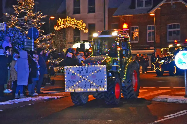 Zahlreiche Menschen säumen die Straßen, wenn die Landwirte mit ihren bunt geschmückten Treckern durch die Dörfer rollen | Foto: sc