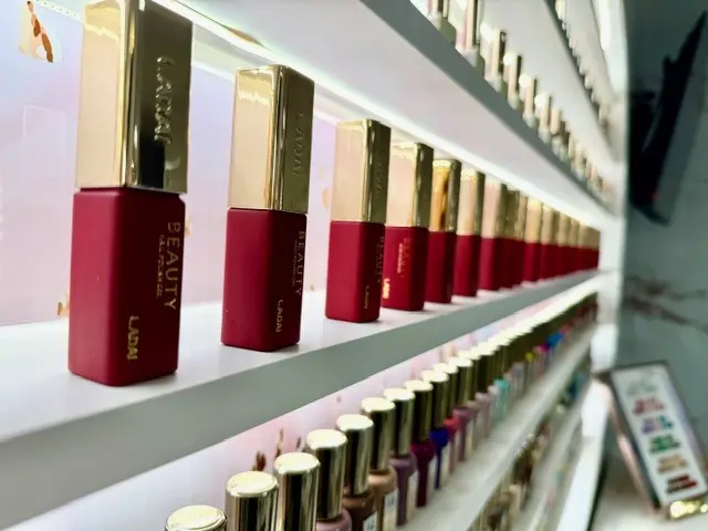 Gut sortiert und stets ausgestattet mit Trendfarben - alles bei La Rosa Nails &amp; Beauty  | Foto: tml