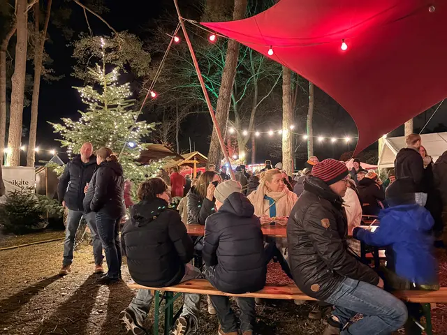 An langen Tischen wurde von zahlreichen Besuchern unter freiem Himmel Leckeres verzehrt | Foto: Andrea Hillmer