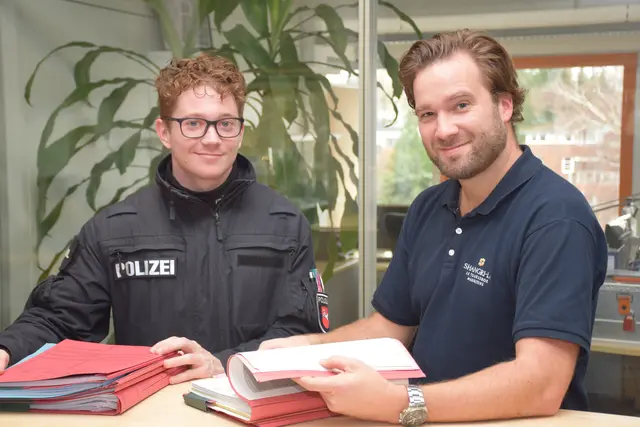 PK Marek Hesse (v. li.) und POK Jonathan Kranich bei der Durchsicht einiger Durchsuchungsberichte | Foto: PI Harburg
