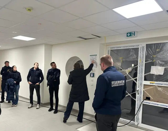 Zur Begehung hatte die Verwaltung eingeladen – eine Pflicht für besondere Gebäude, die auch in der Baugenehmigung des Landkreises verankert ist | Foto: Andreas Schubert