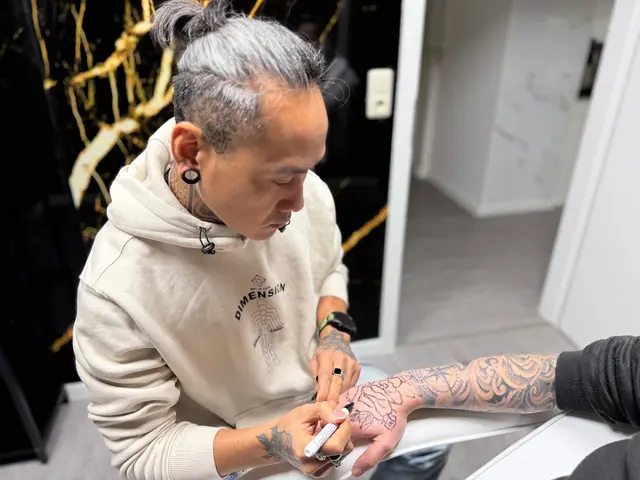 Der zertifizierte Tattoo-Künstler Hudo beim Vorzeichnen eines Motivs | Foto: tml