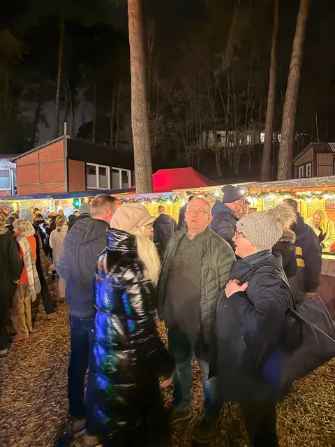 Gelegenheit zum Klönschnack mit den Nachbarn in gemütlicher Atmosphäre: der Jesteburger Weihnachtsmarkt  | Foto: Andrea Hillmer