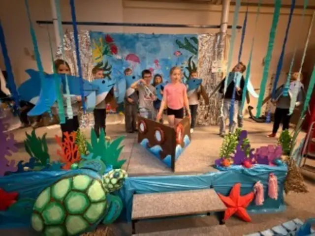 Es steckt viel Arbeit in dem aufwändig gestalteten Bühnenbild des Theaterstücks "Im Meer" | Foto: Lika_Zacharova