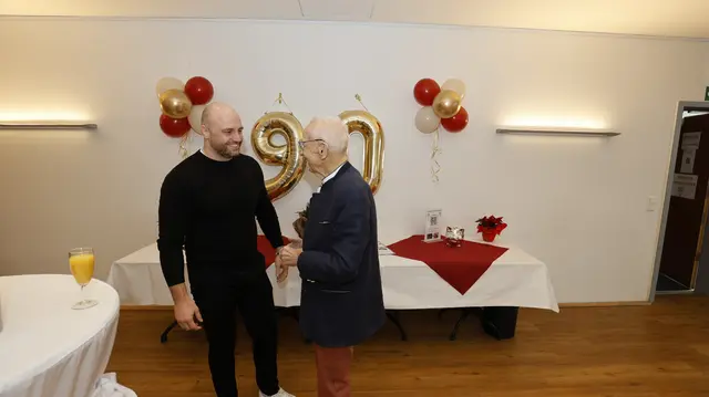 Alexander Hampfe (1. Vorsitzender Blau-Weiss Buchholz) gratulierte Arno Reglitzky | Foto: AR Promedia