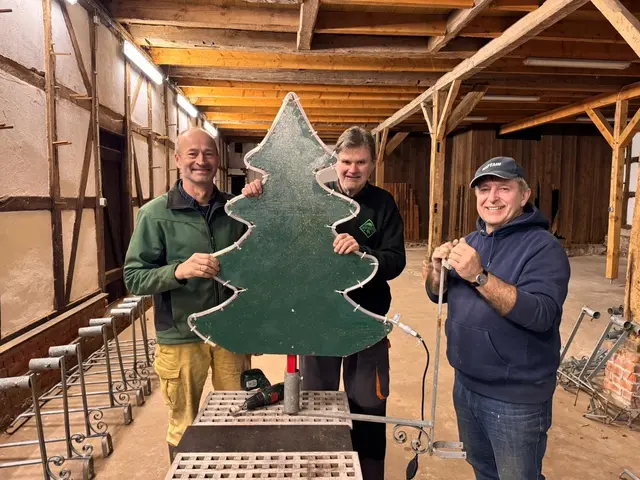 Andreas Heitmann (v. li.), Matthias Pusch und Initiator Andreas Kroll stellen eines der Bäumchen in Handarbeit fertig | Foto: Björn Wucherpfennig/ BGV
