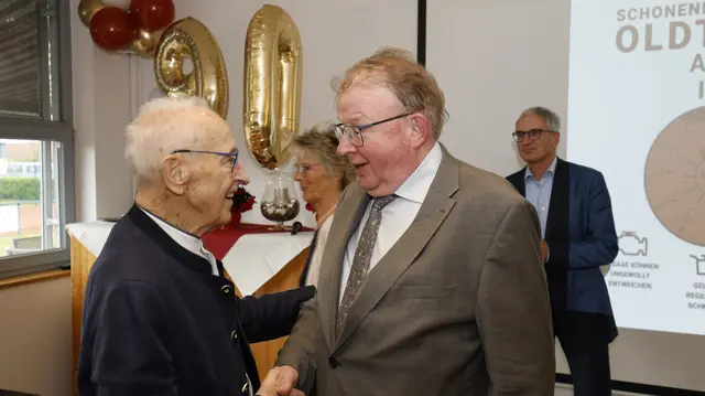 Rudolf Meyer (CDU) aus Winsen-Luhdorf (1994 bis 1998 Mitglied des Deutschen Bundestages) gratulierte Arno Reglitzky | Foto: AR Media