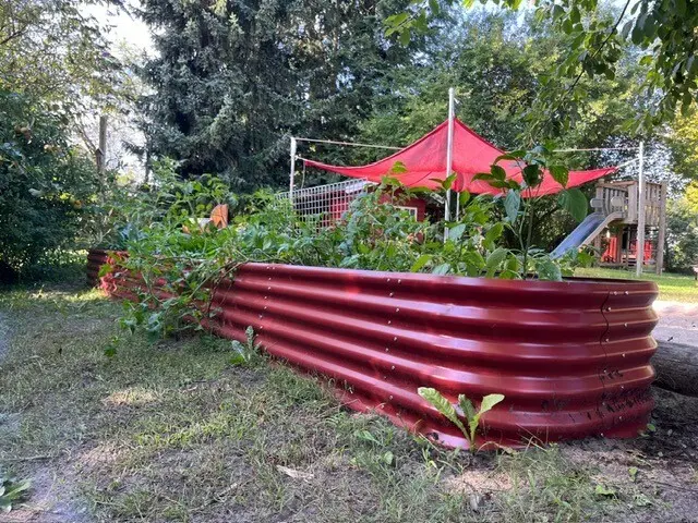 „Kleiner Traumgarten“ in der DRK-Kita Uhlenhorst mit neuem Hochbeet.  | Foto: Svetlana Strumberger / DRK-Kreisverband Harburg-Land