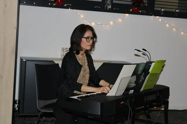 Die Pianistin Yoko Salewski gestaltete den musikalischen Rahmen der Feierstunde | Foto: ce