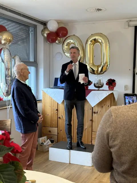 Bürgermeister Jan-Hendrik Röhse hielt eine nette Geburtstagsrede für Arno Reglitzky. Schmunzelnd erwähnte er, dass er nach dem Ende seiner Bürgermeistertätigkeit, wenn gesund bleibt, noch 30 Jahre Kreistagsmitglied werden könnte.