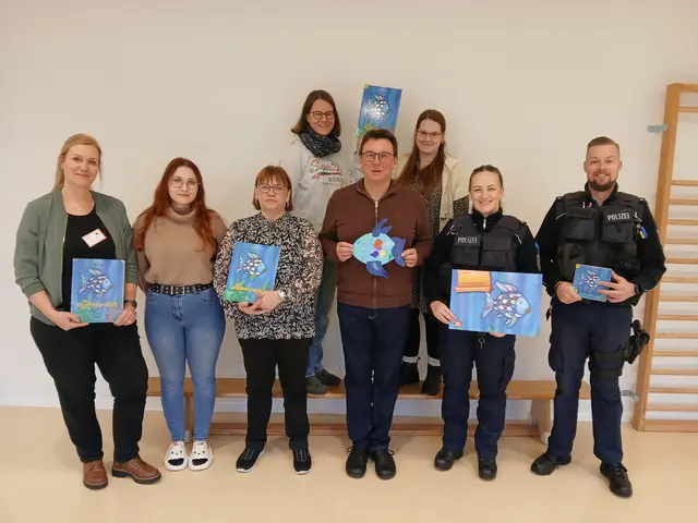 Jana Lohmann (li., Sprachfachkraft der Kita) mit den freiwilligen Vorlesern | Foto: Samtgemeinde Tostedt