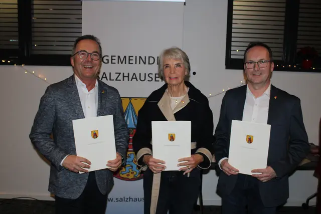 Freuen sich über die Auszeichnung: Gisela Fengefisch sowie Carsten (li.) und Lars Schulenburg | Foto: ce